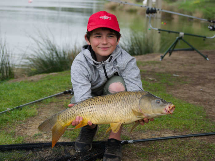 jeune pêcheur de carpes